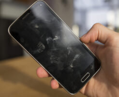 ティッシュはNG！　スマホの液晶画面の正しい掃除方法