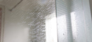 鏡をきれいにしたい！　頑固な水垢の落とし方