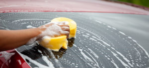 車の窓ガラスをピカピカに！　拭き方のコツは？
