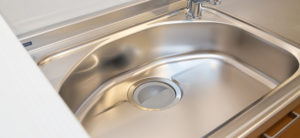 キッチンシンクをピカピカに保つ掃除方法とは？