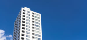 雨戸がないマンションの窓の台風対策