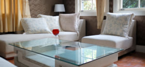 ガラステーブルのメリットとデメリットは？