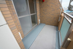 ベランダの排水溝の詰まる原因は？　掃除のポイントを紹介