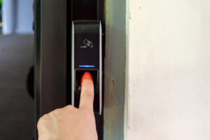 指紋認証式の鍵は便利？　玄関に導入するメリットを解説
