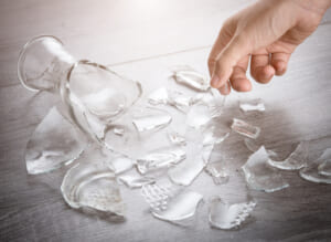 慌てず対処しよう！　ガラスを踏んだときの対処法について